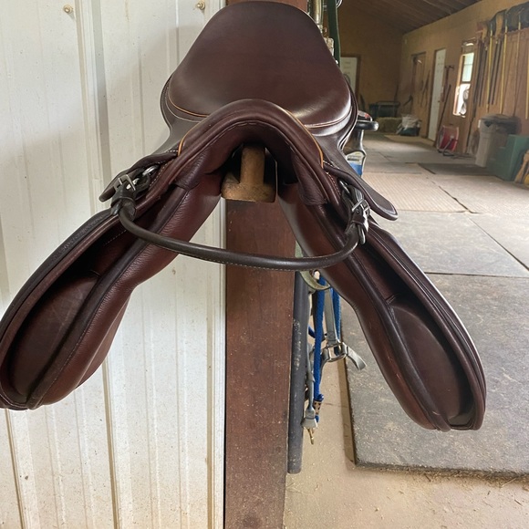 Practically new! English Saddle Close Contact Jump Saddle Changeable gullet 17” - Picture 4 of 16